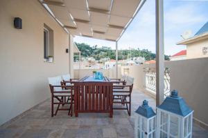patio con mesa y sillas en el balcón en Victor Junior Suite, en Zakynthos