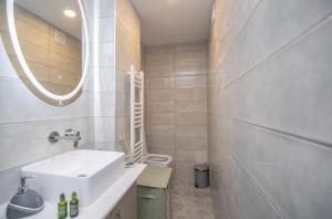 Vannituba majutusasutuses Victor Junior Suite by "elite"