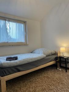 uma cama num quarto com uma janela e um visor de cama em Monteurhaus Osnabrück Lüstringen em Osnabrück