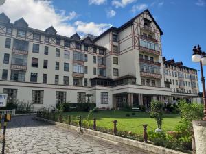 una vista exterior de un gran edificio blanco en Flat 335 - excelente localizacão, estacionamento, en Teresópolis