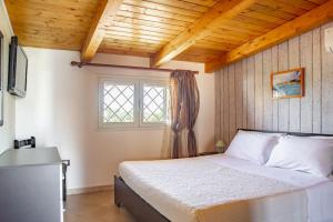 a bedroom with a large bed with a window at Villa Lucia in Ognina