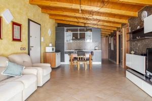 sala de estar con sofá, mesa y cocina en Villa Lucia, en Ognina