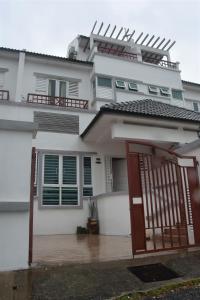 ジョージタウンにあるNimah Seaview Homestayの白い家