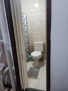 Habitación con baño pequeño con aseo. en Mangue House lll, en Río de Janeiro