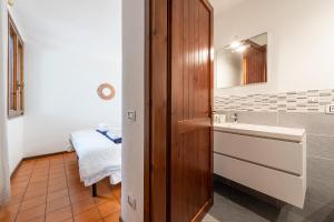 A bathroom at Domus Carlotta Apartment with sea view Villasimius