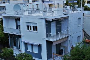 un edificio de apartamentos con balcones en un lateral en Zefyros Super Cool Apartments next to Alimos Riviera, en Atenas