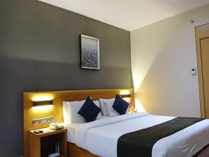 Hotel Suba Elite Vadodara客房内的一张或多张床位