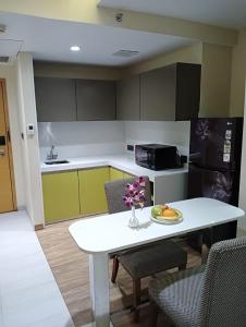 Hotel Suba Elite Vadodara的厨房或小厨房