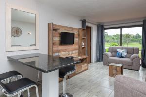Uma área de estar em San Lameer Villa 10401 - 1 Bedroom Classic - 2 pax - San Lameer Rental Agency