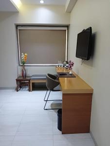 Hotel Suba Elite Vadodara的电视和/或娱乐中心