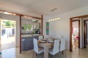 eine Küche und ein Esszimmer mit einem Tisch und Stühlen in der Unterkunft Club Villamar - Santelmo in Lloret de Mar