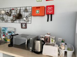 Casanossa في سيتوبال: كاونتر مطبخ مع ميكروويف وأجهزة عليه