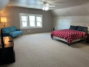 - une chambre avec un lit et un canapé bleu dans l'établissement The Uptown Oasis, à Minneapolis