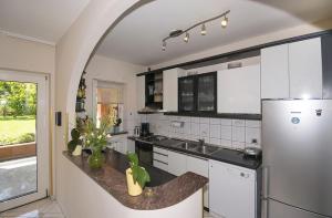 uma cozinha com um frigorífico e uma bancada em Apartment Rosi, surrounded by greenery in a quiet location em Pula
