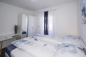 um quarto com uma cama, uma secretária e uma janela em Apartment Rosi, surrounded by greenery in a quiet location em Pula