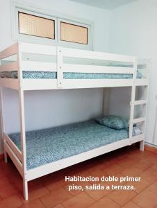 - deux lits superposés dans une chambre dans l'établissement Casa rural Entre Dos Rios, à Murillo de Río Leza