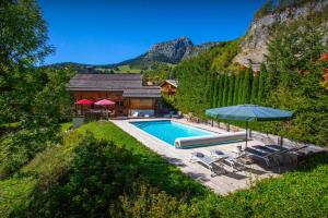 widok na basen z domem w obiekcie Lodge le Chevreuil - OVO Network w mieście Le Grand-Bornand