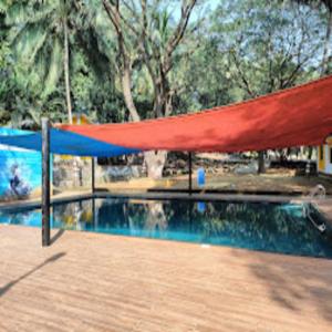 un dosel sobre una piscina en un parque en Nature fun resort en Pune