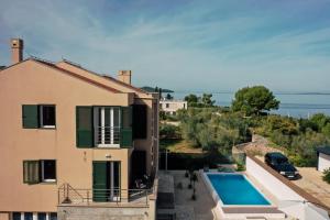 萨托米奇察Villa Frida的带游泳池的房屋外观