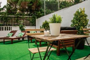 patio z ławkami i stołem z doniczką w obiekcie Real Beds Madrid w Madrycie