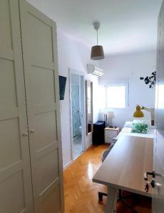 Telewizja i/lub zestaw kina domowego w obiekcie Real Beds Madrid