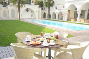 uma mesa com comida ao lado de uma piscina em Holiday Inn Istanbul City, an IHG Hotel em Istambul