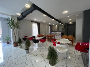 uma sala com mesas e cadeiras e uma sala de jantar em RP HOTEL (NEW) em Yerevan