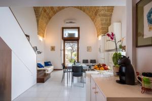 Casa sul Mare - Tricase في مارينا بورتو: مطبخ وغرفة طعام مع سقف مقوس
