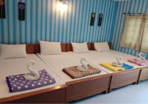 un grand lit avec trois cygnes en caoutchouc dessus dans l'établissement Raikhruewan Resort Muaklek ไร่เครือวัลย์ รีสอร์ท, à Muak Lek