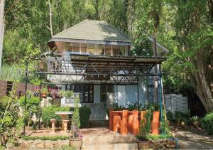 Une connexion Wi-Fi est disponible gratuitement. dans l'établissement Raikhruewan Resort Muaklek ไร่เครือวัลย์ รีสอร์ท, à Muak Lek