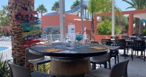 Bazén v ubytovaní Camping Del Mar 10, Mobil home Petit Paradis, 6 personnes, Bord de mer, Camping Del Mar Village alebo v jeho blízkosti