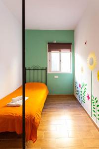 Posteľ alebo postele v izbe v ubytovaní Large Suite Tracatrá Sevilla