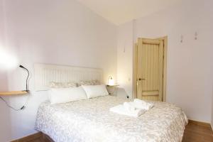 Posteľ alebo postele v izbe v ubytovaní Large Suite Tracatrá Sevilla