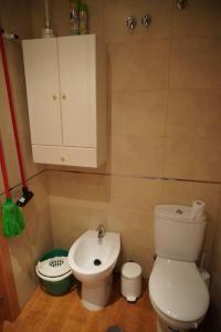 a small bathroom with a toilet and a sink at Apartamento del Mar - Fewo am Meer Algarrobo Costa in Algarrobo-Costa