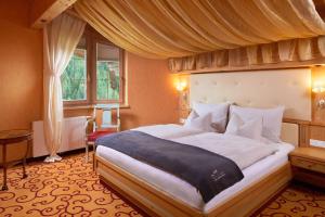 A bed or beds in a room at Adler Inn Tyrol Mountain Resort SUPERIOR