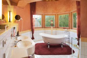 A bathroom at Adler Inn Tyrol Mountain Resort SUPERIOR