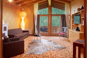 A television and/or entertainment centre at Adler Inn Tyrol Mountain Resort SUPERIOR
