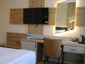 TV a/nebo společenská místnost v ubytování Isnova Hotel Airport
