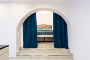 1 dormitorio con 1 cama con cortinas azules en Lit Living: Luxury - Box Spring - Zwischen MA und HD - Netflix - 8 Personen, en Ladenburg