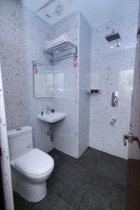 Koupelna v ubytování Hotel Vijaya Grand