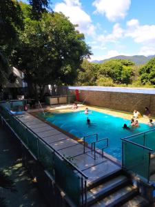 Bazén v ubytování Hotel El Bosque Valledupar nebo v jeho okolí