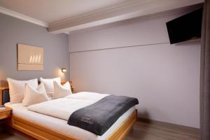 A bed or beds in a room at Adler Inn Tyrol Mountain Resort SUPERIOR