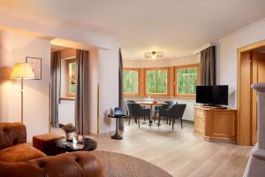 A television and/or entertainment centre at Adler Inn Tyrol Mountain Resort SUPERIOR