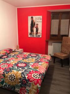 una camera con letto e letto a baldacchino sul muro di Casa Milietta a Gravere