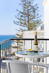 ルースにあるCasa do Coral - Praia da Luzのワイン1本とグラス2杯付きのテーブル
