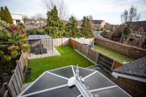 una vista aérea de un jardín con una mesa en el patio en la vida in casa, en Thamesmead