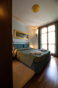1 dormitorio con cama y ventana en Villa Teresa, en Limone Piemonte