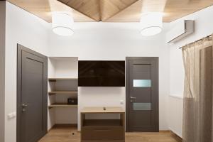 ein Büro mit zwei Türen und einem Schreibtisch in einem Zimmer in der Unterkunft Mountain Residence 4* in Bukowel