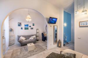Televízia a/alebo spoločenská miestnosť v ubytovaní White & Gold Suite Verona