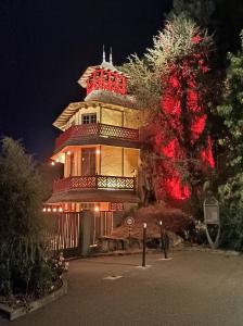 een groot gebouw met een kerstboom ervoor bij A l'ombre du lilas in Épinal